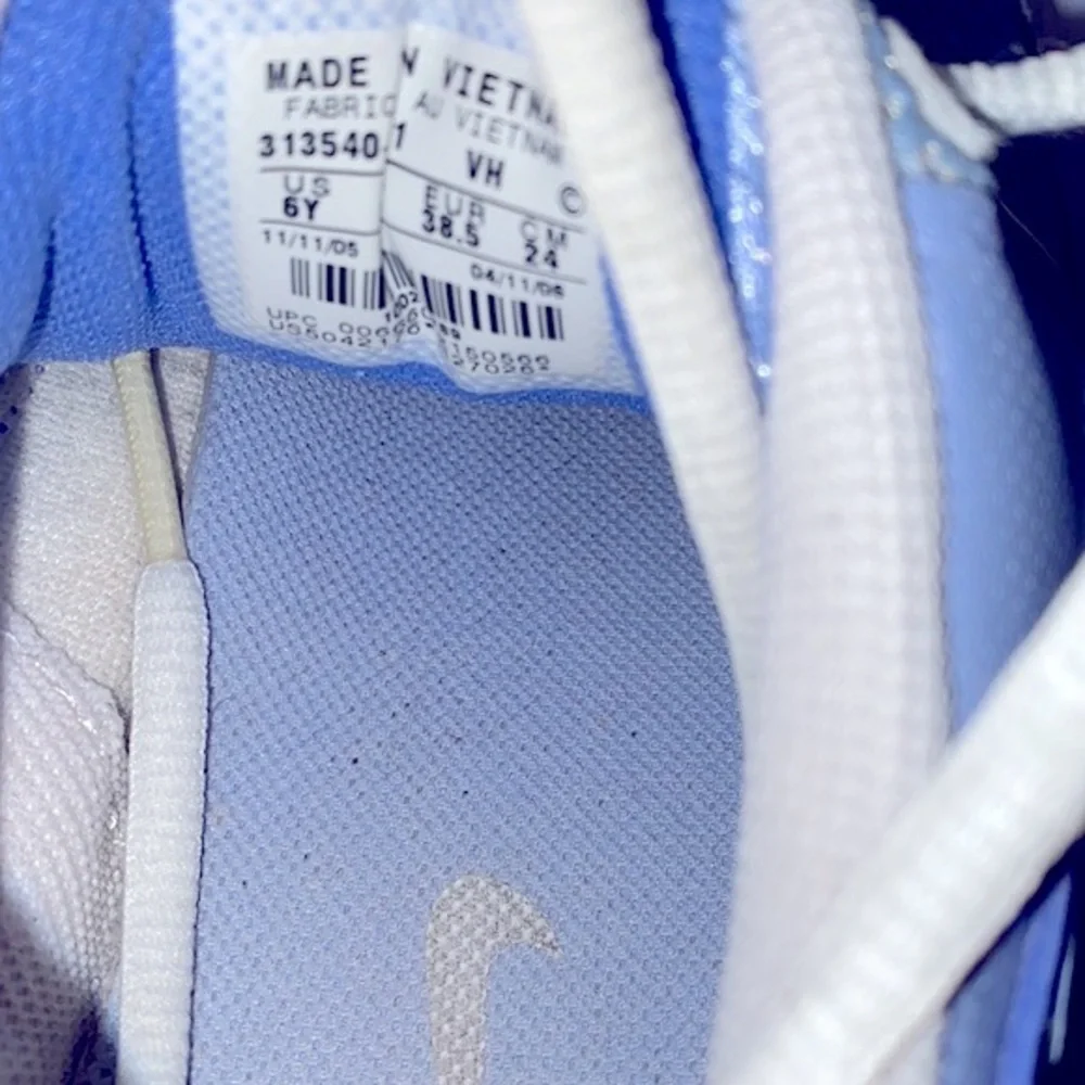 Nike size 6 youth sneakers